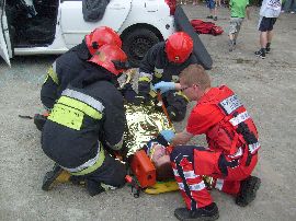 Pokaz ratownictwa drogowego w wykonaniu strażaków z Państwowej Straży Pożarnej w Warszawie i ratowników medycznych