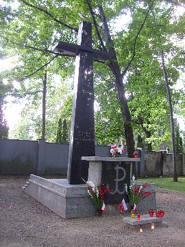 Ołtarz na Cmentarzu Powstańców Warszawskich.
