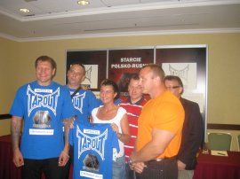 Uczestnicy konferencji wraz z rodzicami Mateusza Pawliczuka 