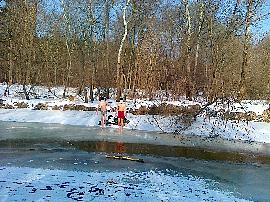 Zimowa kąpiel w rzece Świder