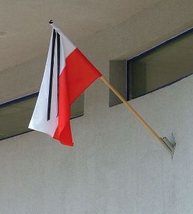 Flaga Polski z żałobnym kirem