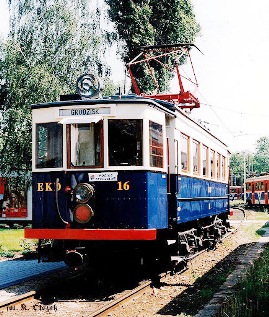 Odrestaurowany wagon „angielski” numer 16 na terenie lokomotywowni w Grodzisku Mazowieckim