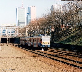 Pociąg WKD w wykopie linii średnicowej pomiędzy Warszawą Śródmieście WKD i Warszawą Ochotą