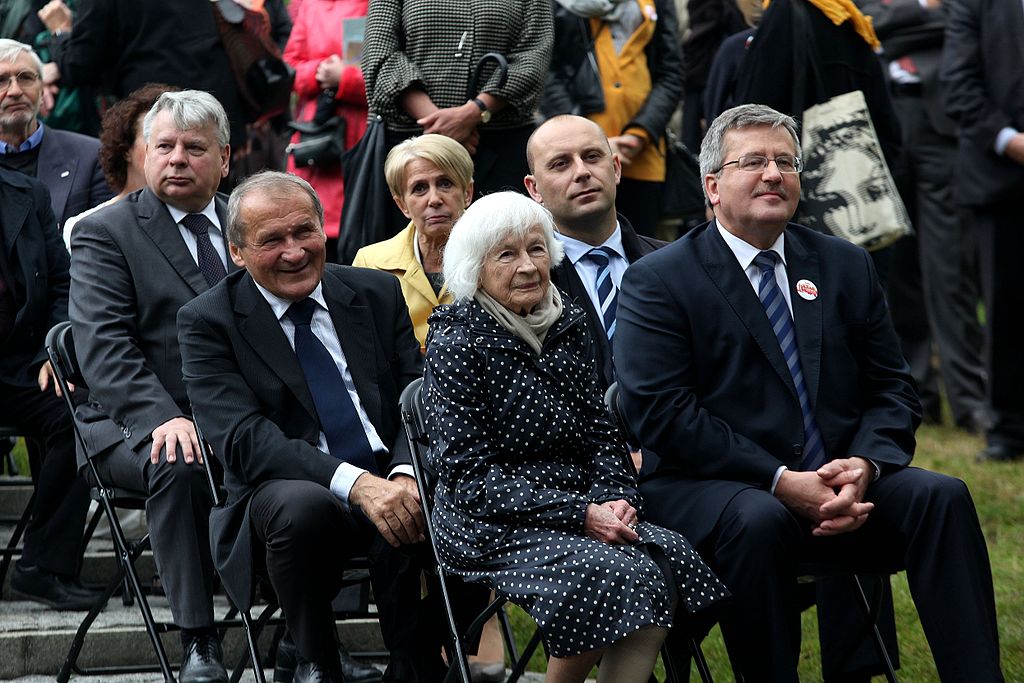Danuta Szaflarska i prezydent Bronisław Komorowski podczas odsłonięcia pomnika Haliny Mikołajskiej w Warszawie (2012)