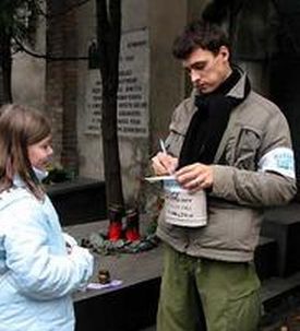 Cmentarz Powązkowski - aktor Mateusz Damięcki rozdaje autografy podczas kwesty (Gazeta)